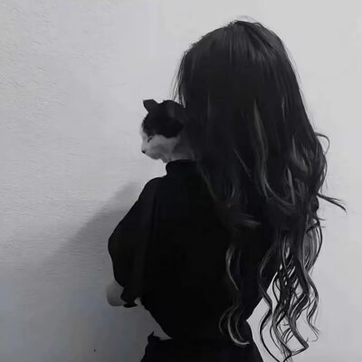 曾经相信、简简单单的人，一定被人珍惜，
善良心软的人，一定有人感激，后来，
简单的人被耍，善良的人被欺，才明白，
人越简单，越容易上当，人越善良，越容易受伤。