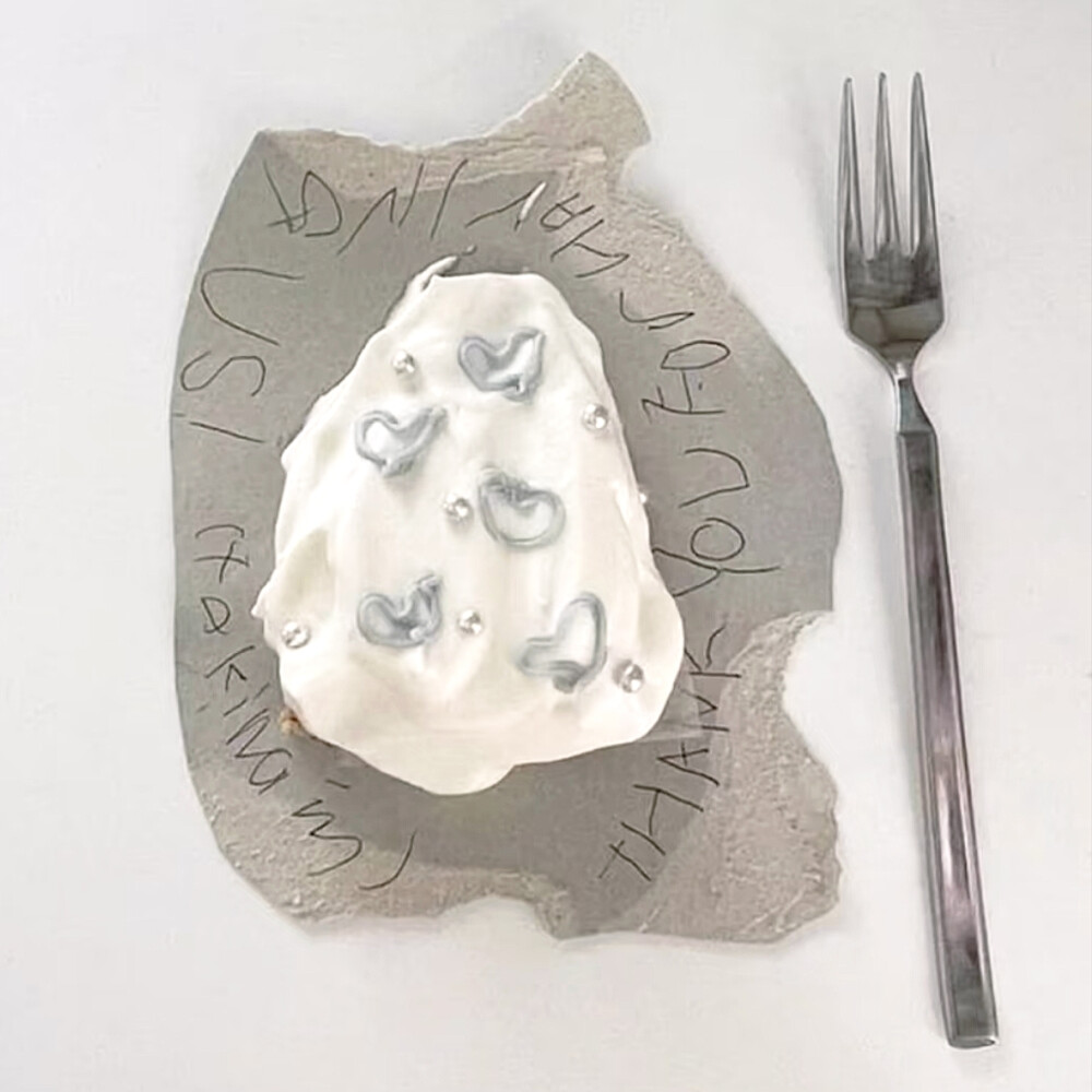 、不喜欢一个人，不必当场撕破脸皮，若实在做不到笑脸相迎，保持沉默便是最好的回应。在乌鸦的认知里，天鹅的洁白也是种过错。与其与疯狗争抢道路，不如退一步让它先行——打败一条狗不值得炫耀，反被它咬伤才是得不偿失。