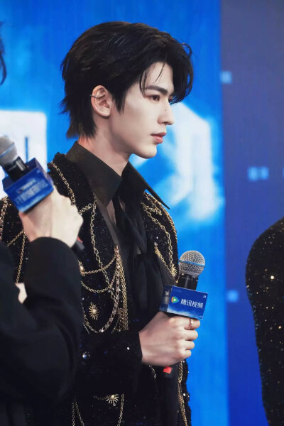 红豆生南国，裴相是男模。