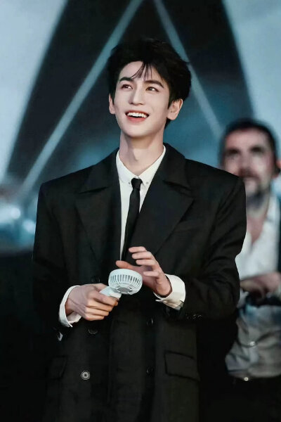 红豆生南国，裴相是男模。