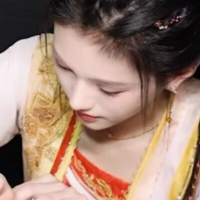 昔有佳人公孙氏，一舞剑器动四方