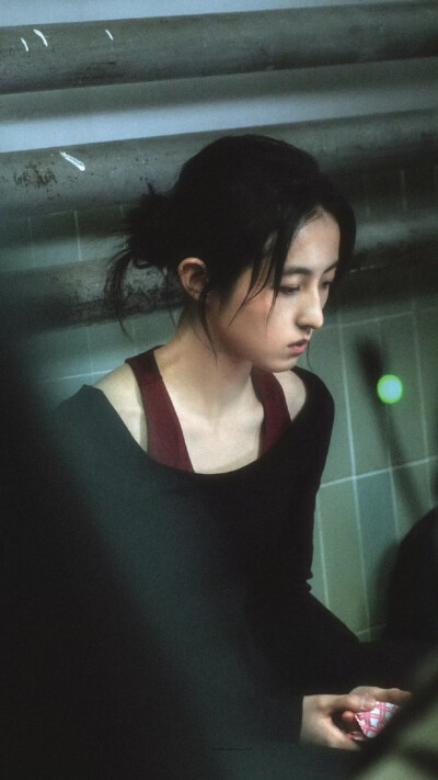 - 张子枫 。
#电影花漾少女杀人事件# ​​​