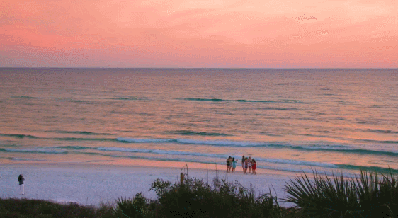 秋阳斜斜地切进来，照亮二手书店橱窗里泛黄的济慈诗集，和一杯已经冷掉的茶。当最后一缕烟从 chimney pot 消散，整座城市便裹紧羊毛围巾，准备迎接第一片雪花的降临