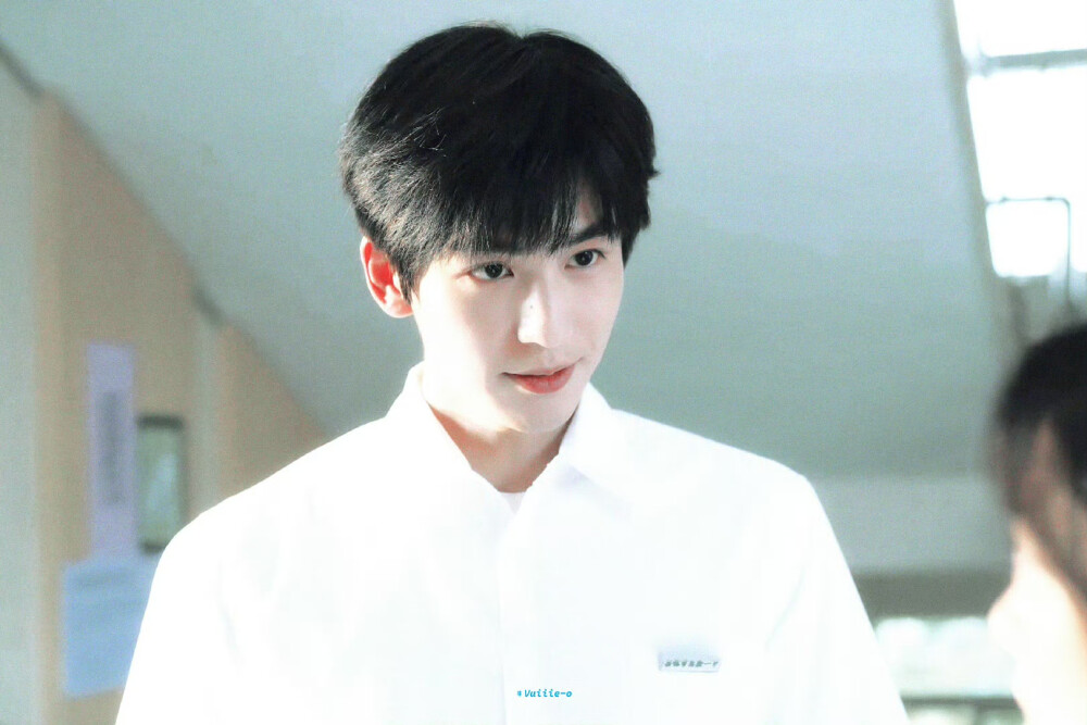 - 张凌赫 / 蒋峤西 。
#电视剧樱桃琥珀# ​​​