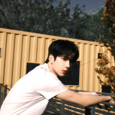 斑驳的春祈是通往晴季的船票*余承恩