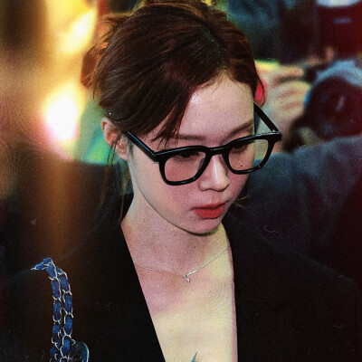 ： 你的眼睛里有海 煙波藍 兩顆黑瞳是害羞的泅泳的小鯨
