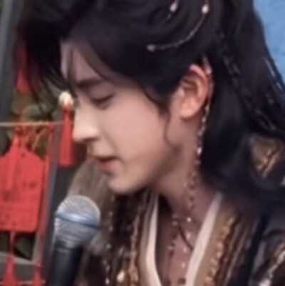 绕过发梢红纱