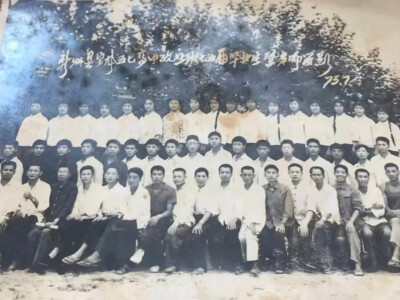 新洲县宝龙五七中学1975届高中毕业纪念合影
