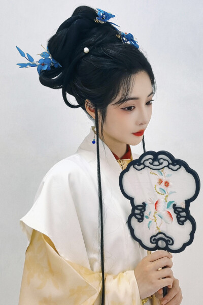 青笺未寄误红妆 姜时愿
