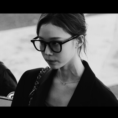 ： 你的眼睛里有海 煙波藍 兩顆黑瞳是害羞的泅泳的小鯨
