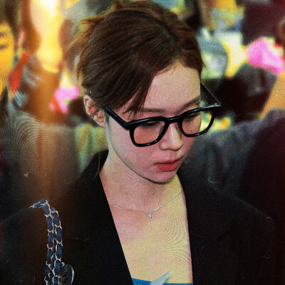 ： 你的眼睛里有海 煙波藍 兩顆黑瞳是害羞的泅泳的小鯨
