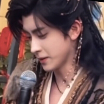 绕过发梢红纱
