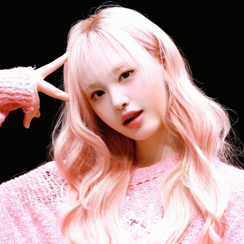 ˖⊹ ᨦ sᴛʀᴀᴡʙᴇʀʀʏ ʜᴀɴᴅʙᴇʟʟ ᨩ ․⁺
