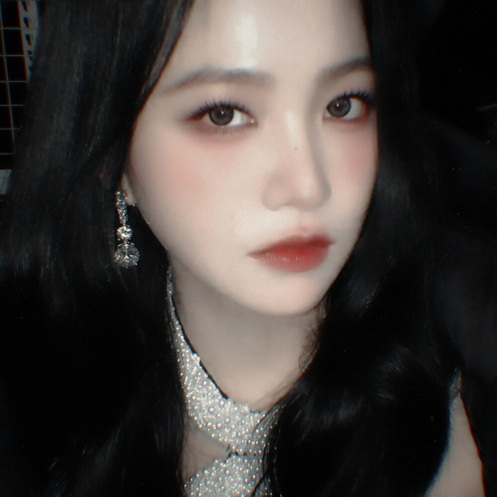 你这种蝼蚁，连做我对手的资格都没有.
（너 같은 하찮은 건 내 상대도 안 돼.）
金艺琳✘白济娜