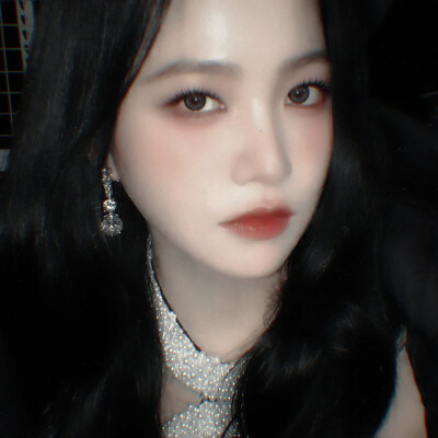 你这种蝼蚁，连做我对手的资格都没有.
（너 같은 하찮은 건 내 상대도 안 돼.）
金艺琳✘白济娜