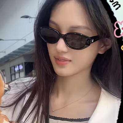大小姐今天换了一副新墨镜
