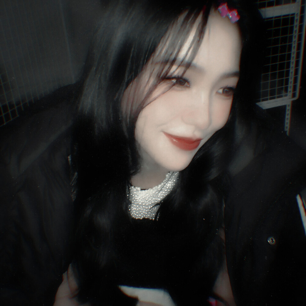 你这种蝼蚁，连做我对手的资格都没有.
（너 같은 하찮은 건 내 상대도 안 돼.）
金艺琳✘白济娜