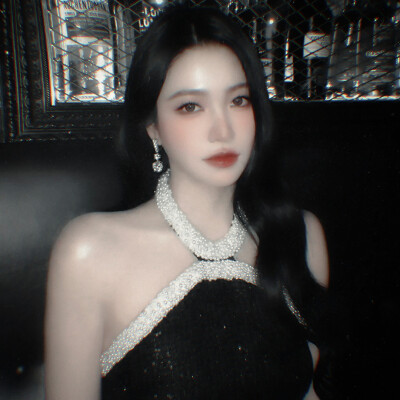 你这种蝼蚁，连做我对手的资格都没有.
（너 같은 하찮은 건 내 상대도 안 돼.）
金艺琳✘白济娜