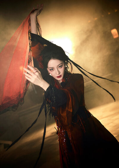 揖扇在手半遮面，暗红长袍于云雾间飘逸