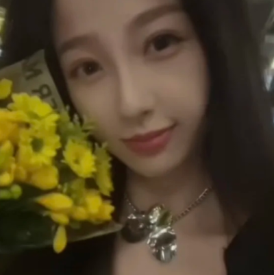 虽然她送了我玫瑰花