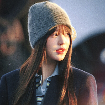 ： 詭譎的煙花散著虛無的綺麗
