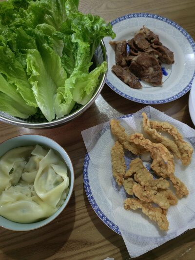 晚饭，生菜配小酥肉真好吃2025/7/19