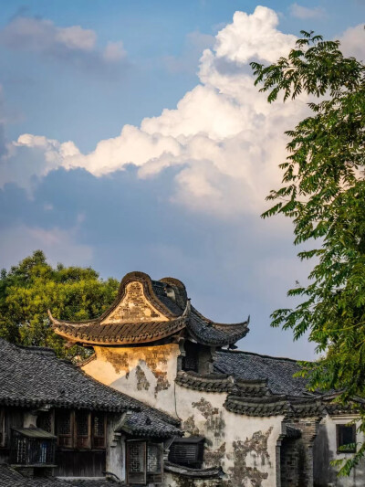夏日的江南，云朵和乌镇很适配坐一坐摇橹船，穿过百年桥洞，看看江南水乡，惬意又消暑（来自桐乡惠姐）