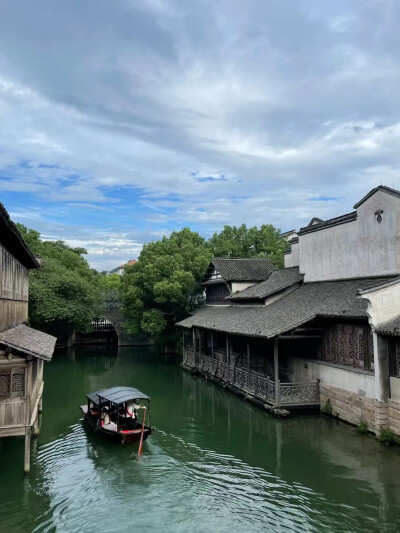 夏日的江南，云朵和乌镇很适配坐一坐摇橹船，穿过百年桥洞，看看江南水乡，惬意又消暑（来自桐乡惠姐）