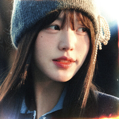 ： 詭譎的煙花散著虛無的綺麗
