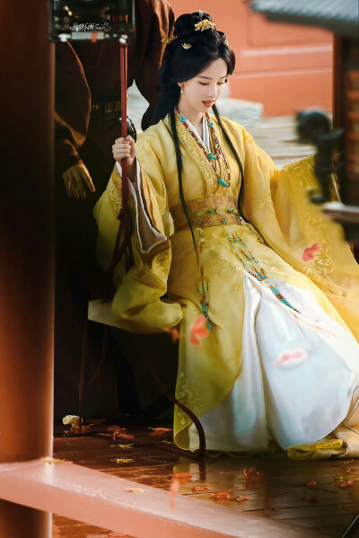 翘楚楚朝陈都灵
图cr胡萝卜雨｜陈都灵