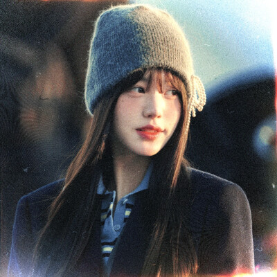 ： 詭譎的煙花散著虛無的綺麗
