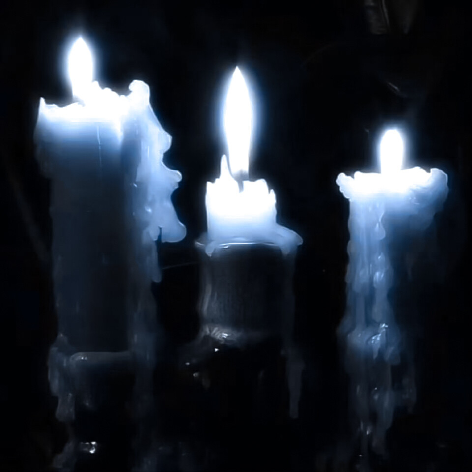 荆棘王冠于黑暗中灼烧 