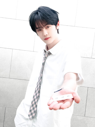 学长可以给我你的姓名牌吗？
당연하지.