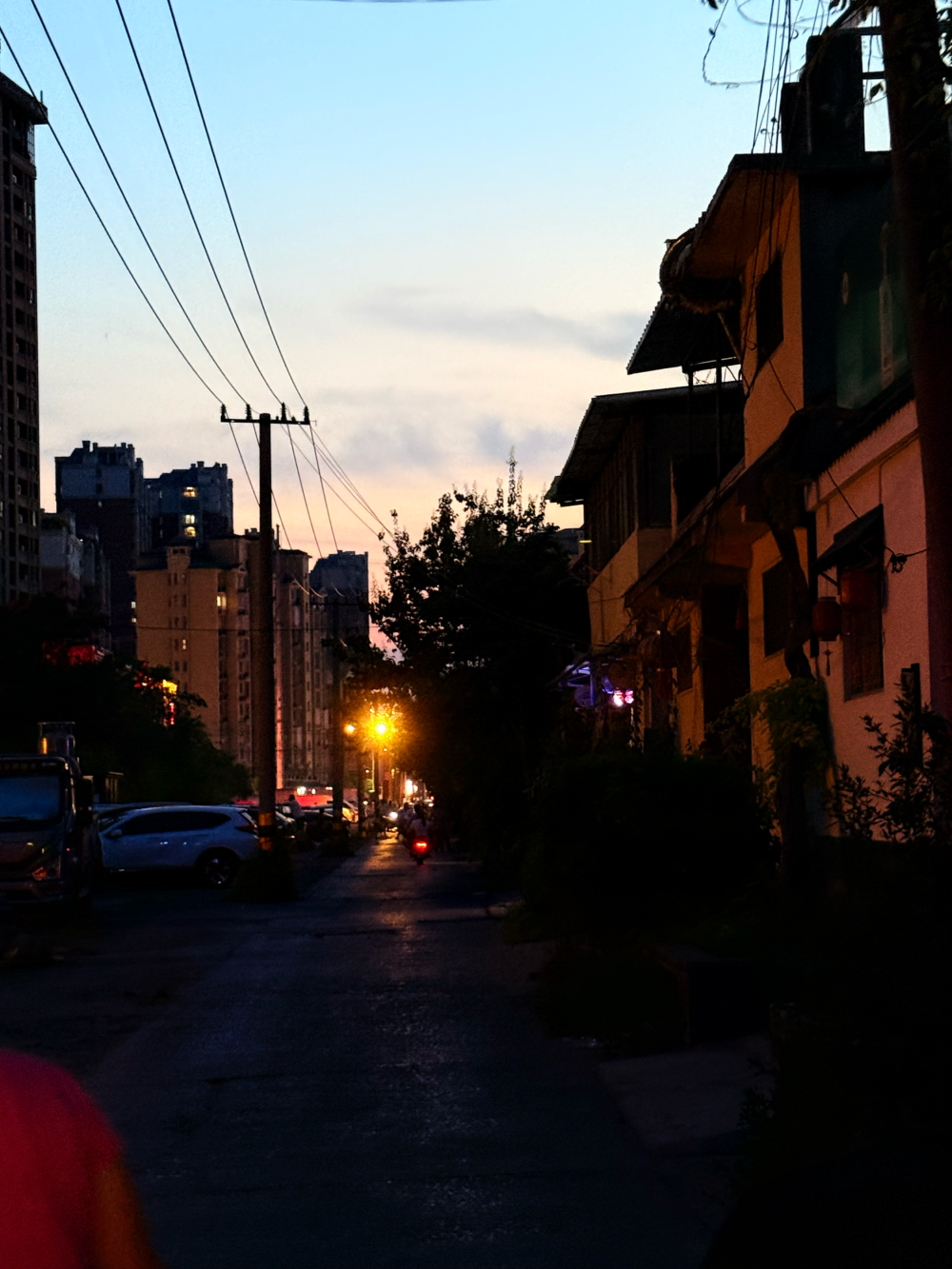 ： “生鏽的感情又逢落雨天，思想在煙圈里捉迷藏”
