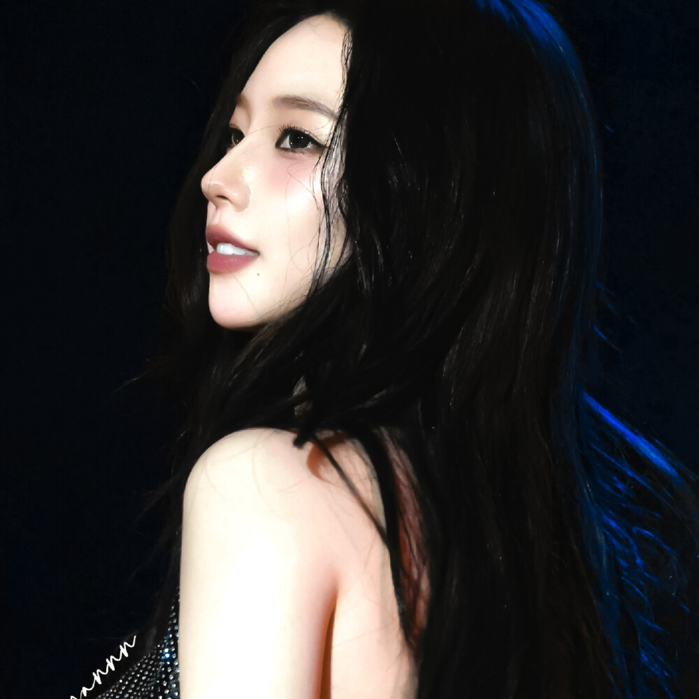 荆棘王冠于黑暗中灼烧 