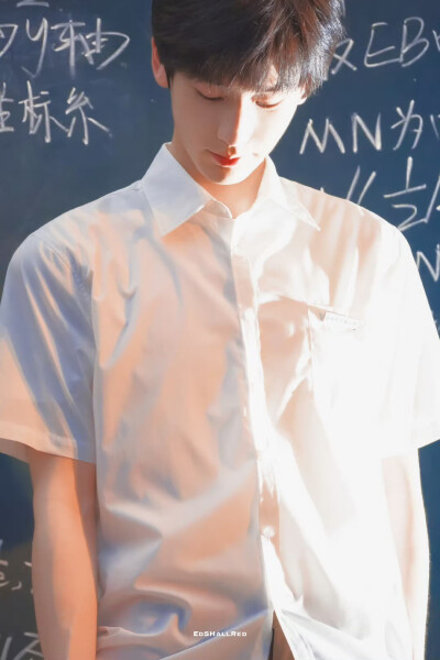 - 张凌赫 / 蒋峤西 。
#电视剧樱桃琥珀# ​​​