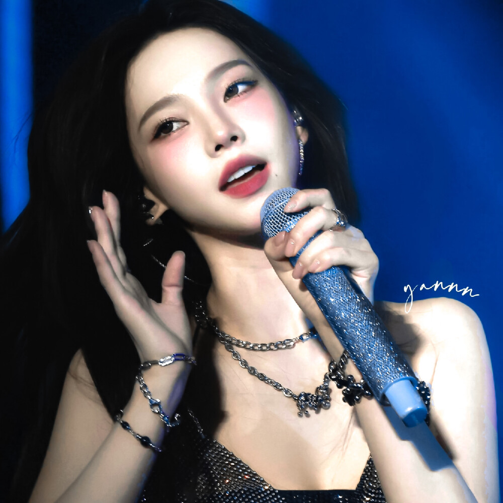 荆棘王冠于黑暗中灼烧 