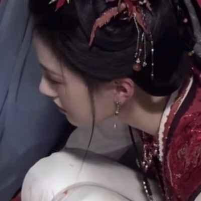 她轻摘一朵桃花