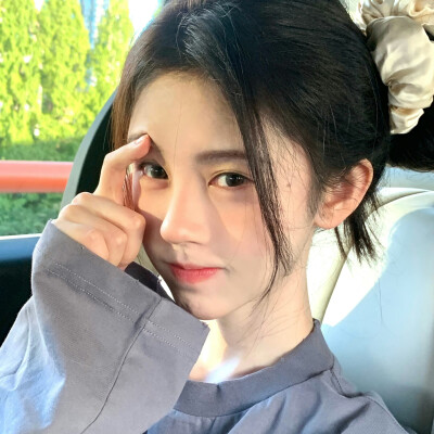 鞠婧祎套图可二改
背景图cr静静