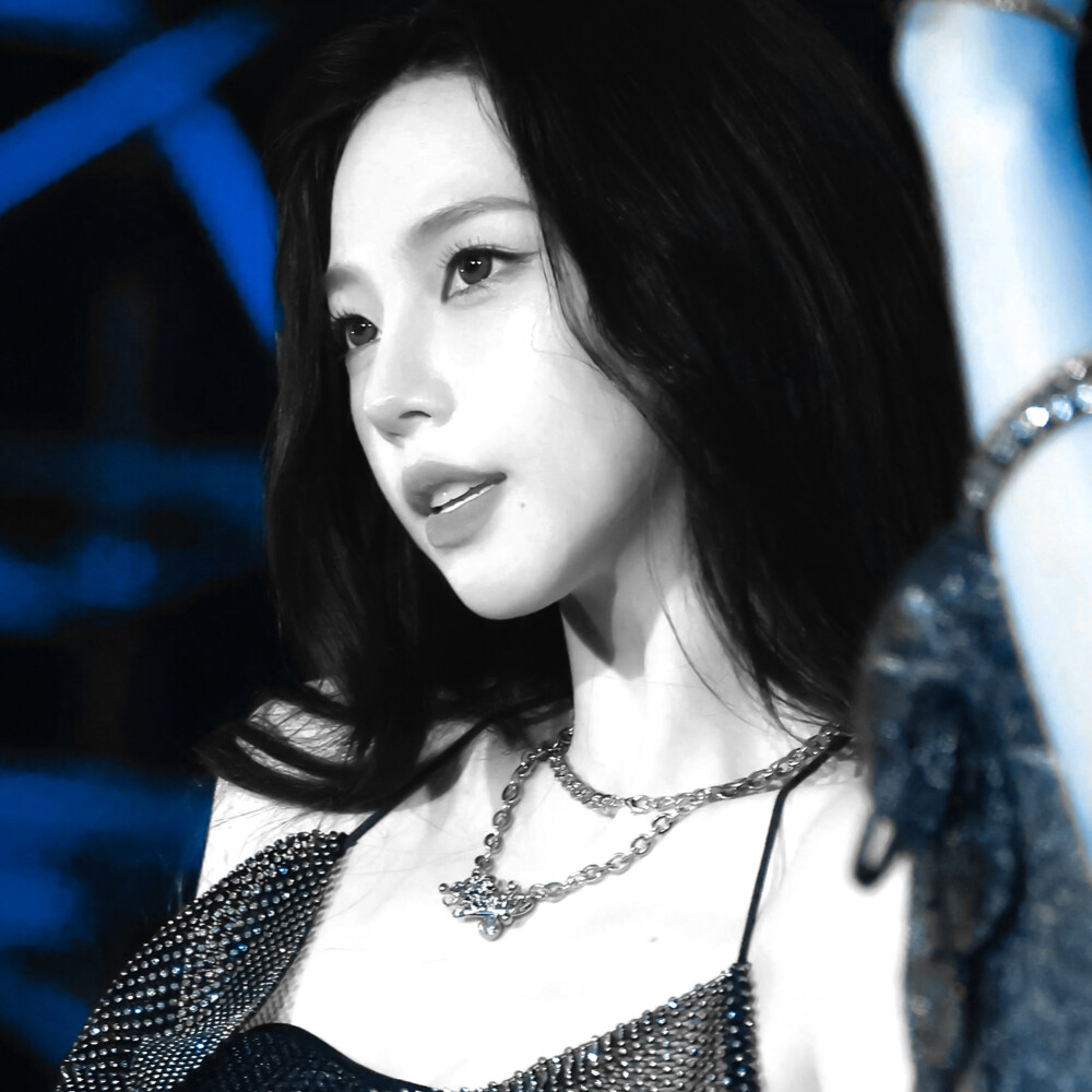 荆棘王冠于黑暗中灼烧 