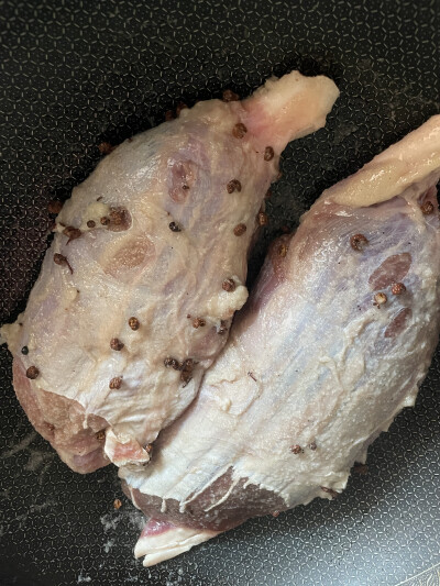把盐和花椒锅里炒，冷却后腌制牛肉，放冰箱冰冻保存两个晚上