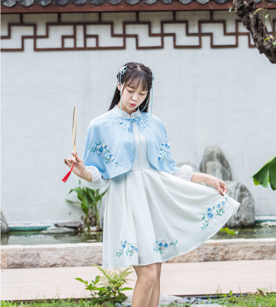 雪魄冰姿俗不侵，阿谁移植小窗阴。 