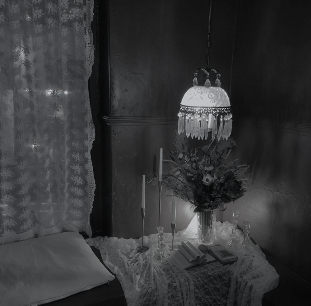 
玻璃窗下的晕染信笺