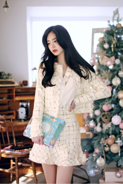  池穗穗来得不算早也不算迟，衣服都没来得及换。
“穗穗，你今天……这么漂亮啊。”
“你这身衣服配你好看。”
池穗穗笑了笑，回了自己的座位。
她参加休闲派对穿的，能不好看吗，不好看明天南城名…