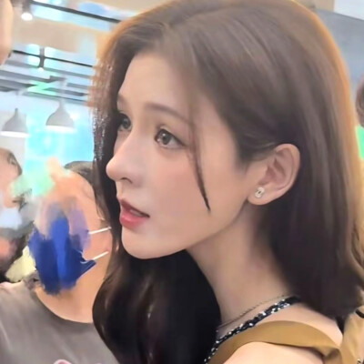 她长了一双深情眼
