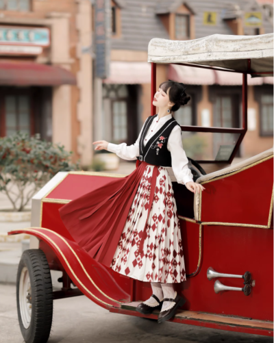 宴罢瑶池阿母家，嫩琼飞上紫云车。