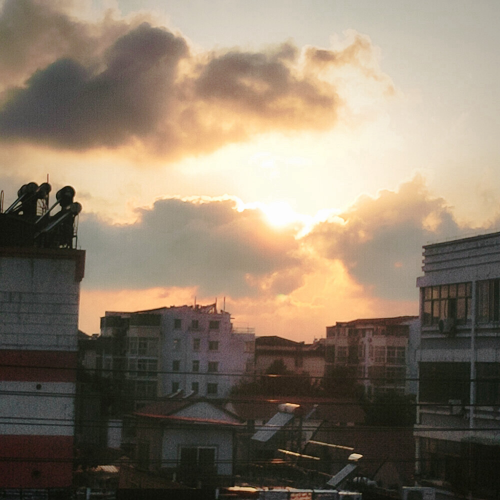 ： 好像一場蓄謀已久的雨淅淅瀝瀝下在我心裡，讓我的愛又一次像雨水溢出
