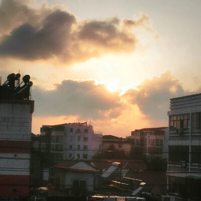 ： 好像一場蓄謀已久的雨淅淅瀝瀝下在我心裡，讓我的愛又一次像雨水溢出
