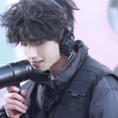 十指紧扣的那一刻 是否揉进了一段共同的命运