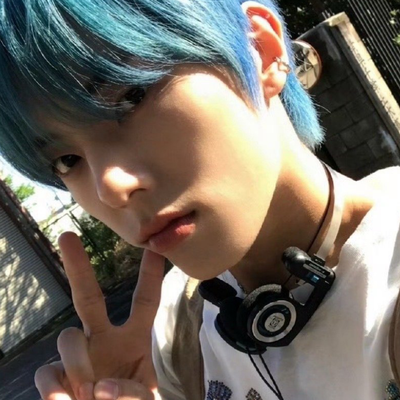 所有人拿起智能手机给全李正投票好吗